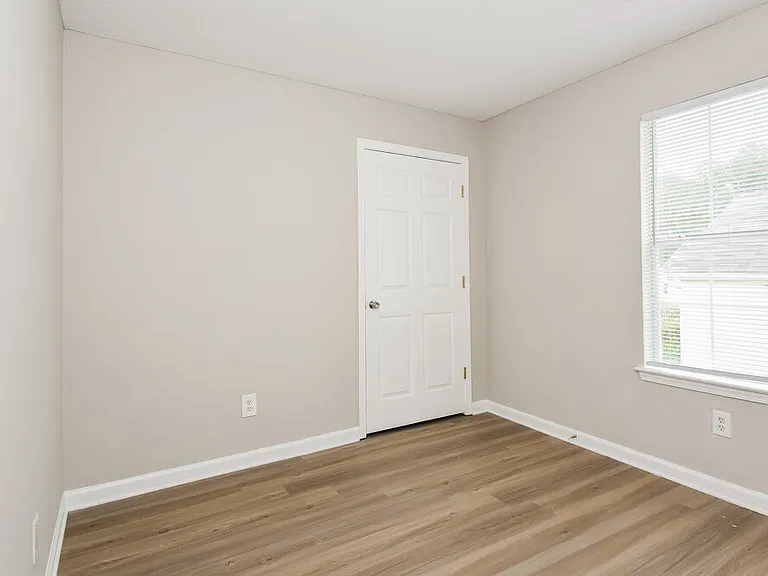 1560 Wembley Dr — Photo 11