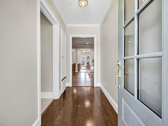 3rd image of 826 Rickenbaker Rd