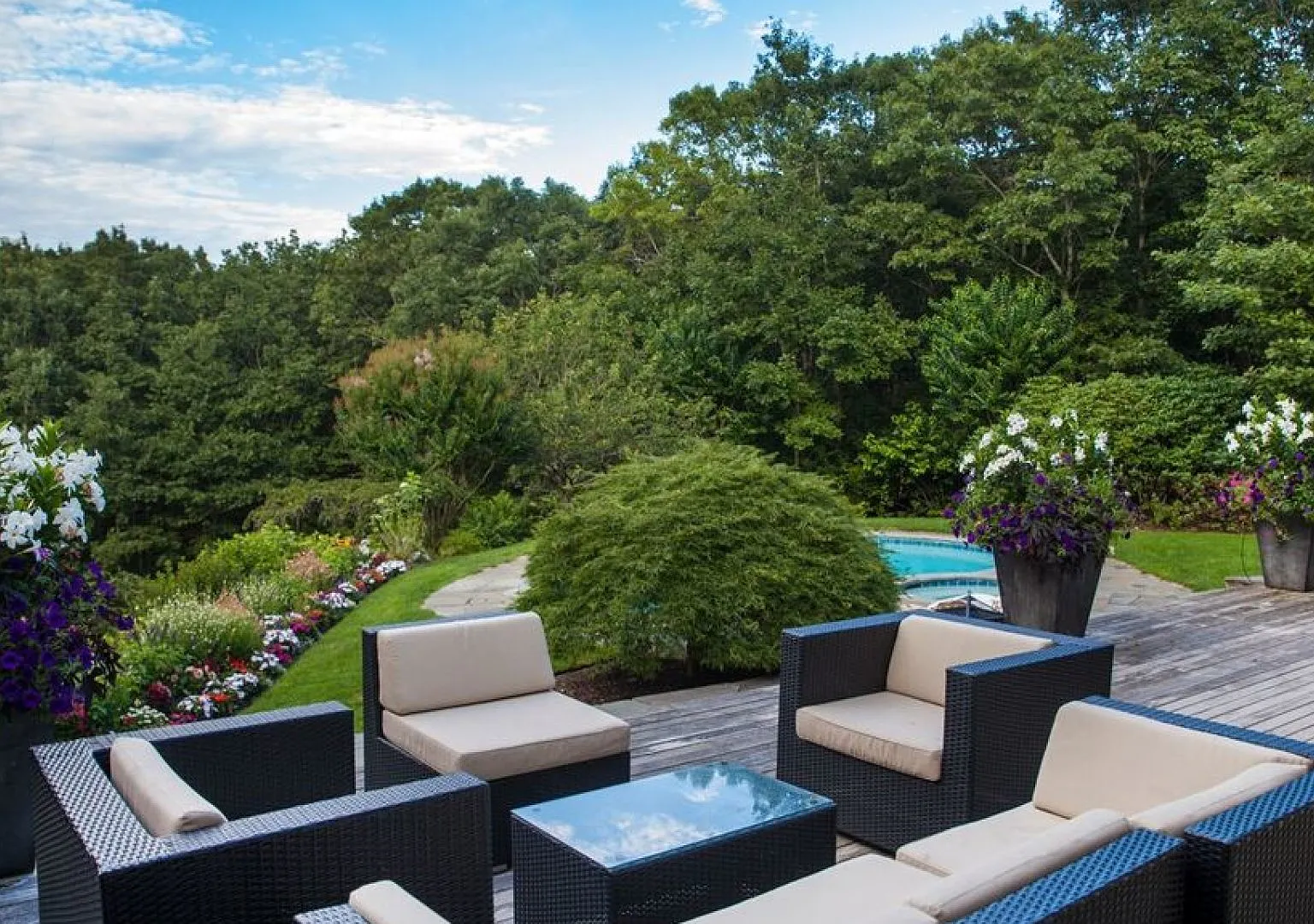 Beautiful Landscaping, Free-Form Pool and Hot Tub, Warm Interior — Photo 3