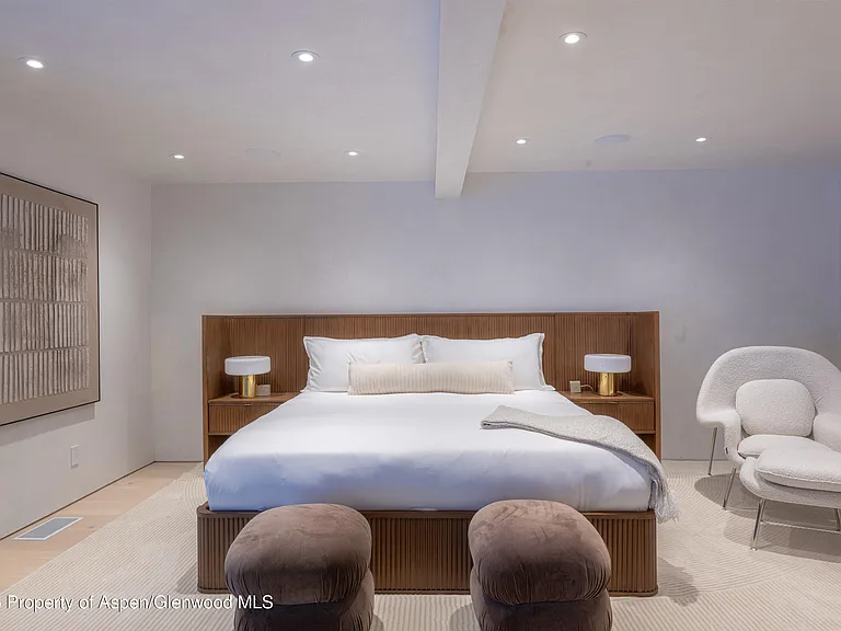 609 W Francis St — Photo 19