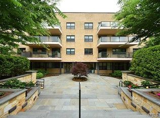 22 Park Pl APT 3A, Great Neck, NY 11021