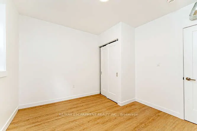 127 Victoria Ave S #1 — Photo 8