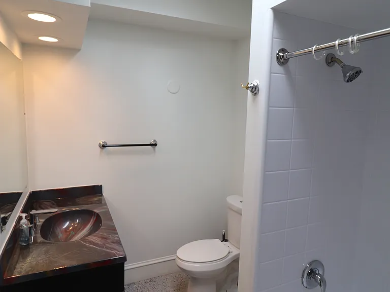 2548 N Southport Ave #2F — Photo 6