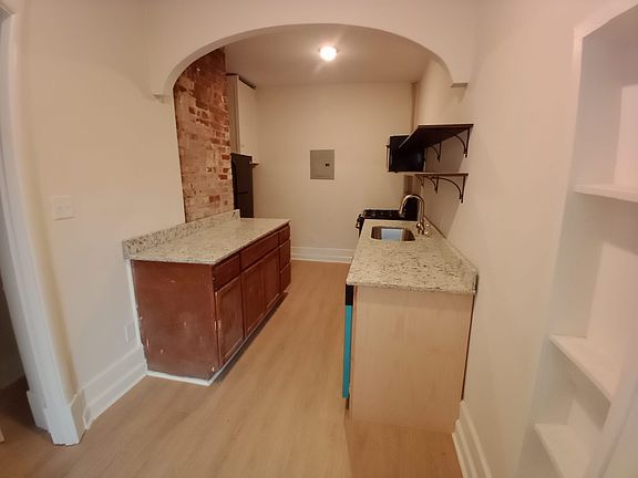 3rd image of 131 W Oak St APT 8