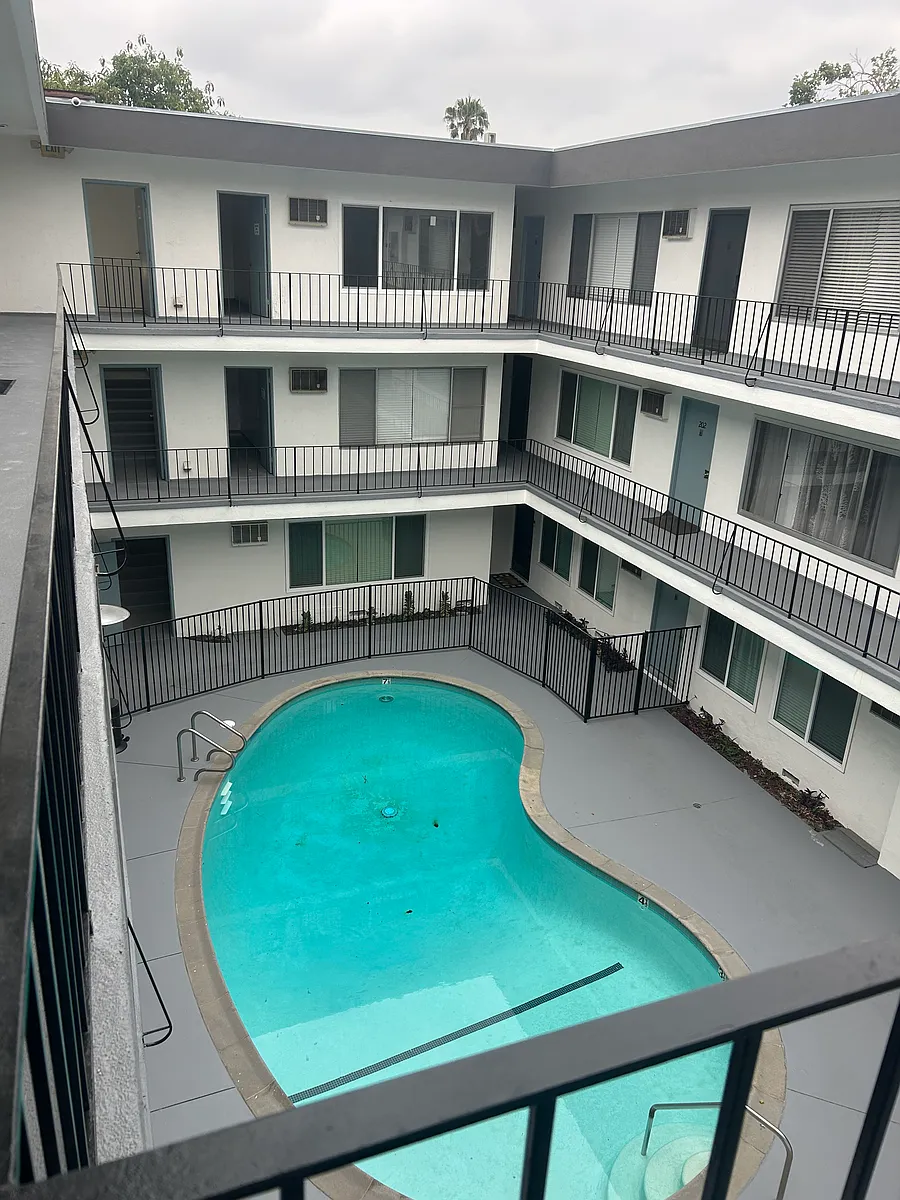 Building Photo - 1060 S Sherbourne Dr #207