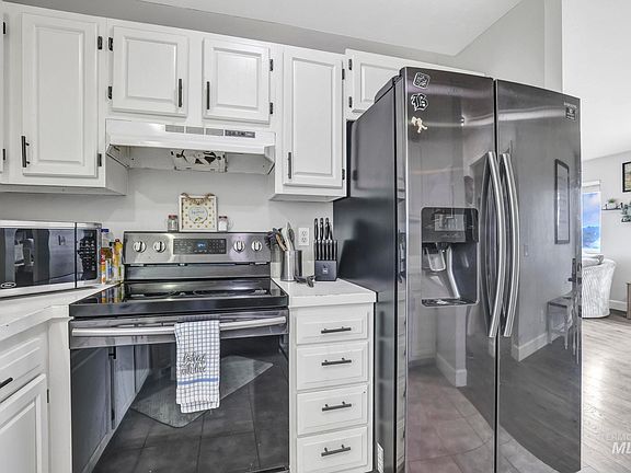 3rd image of 1465 Vista Dr