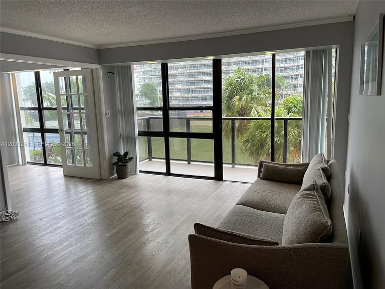 600 NE 36th St #211 — Photo 3