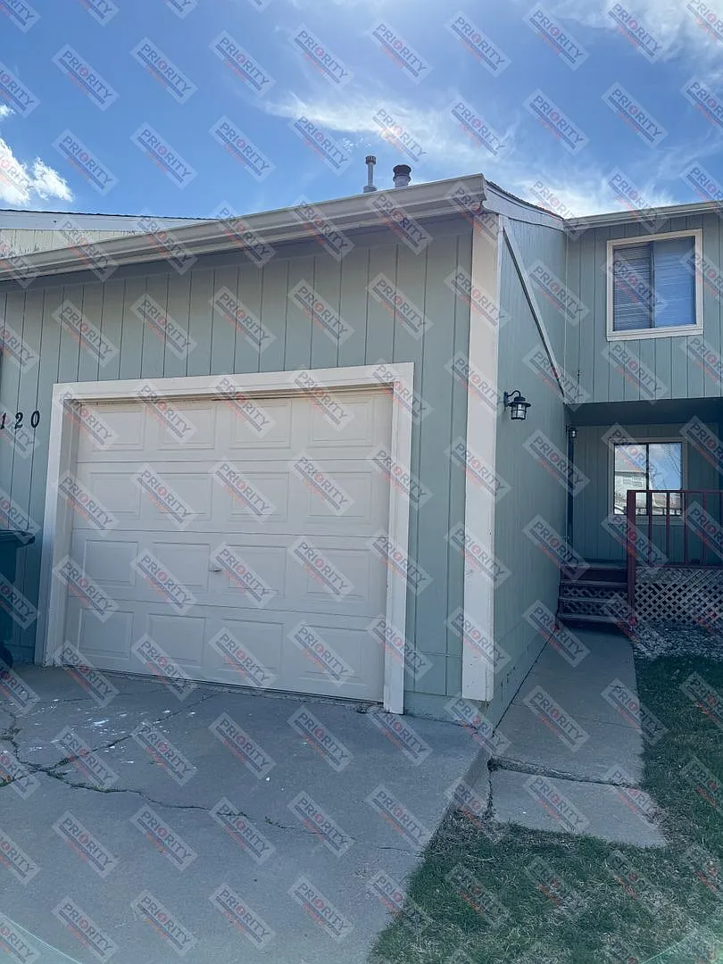 3 bedroom, 2.5 bath 1,256 sqft townhouse — Photo 1
