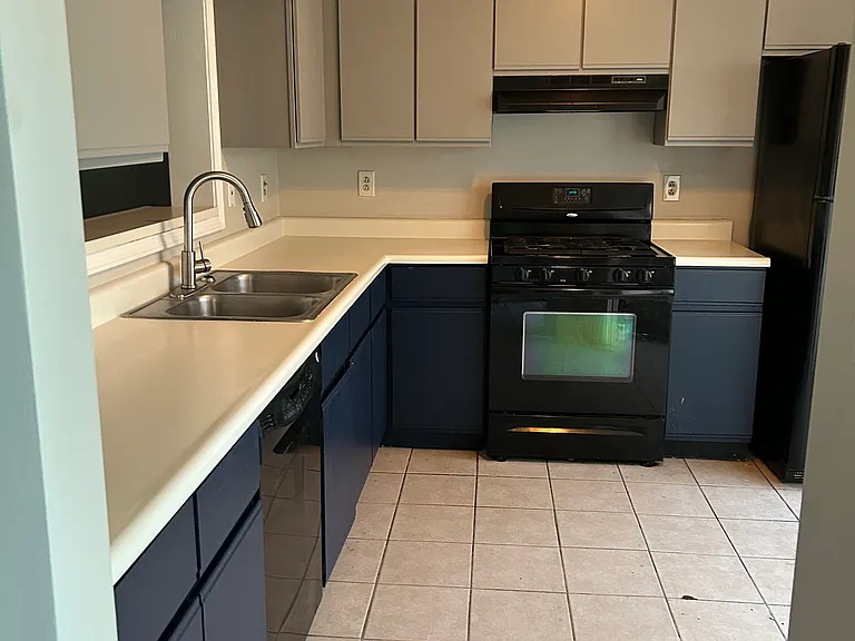 1030 Thorn Woode Ln — Photo 5