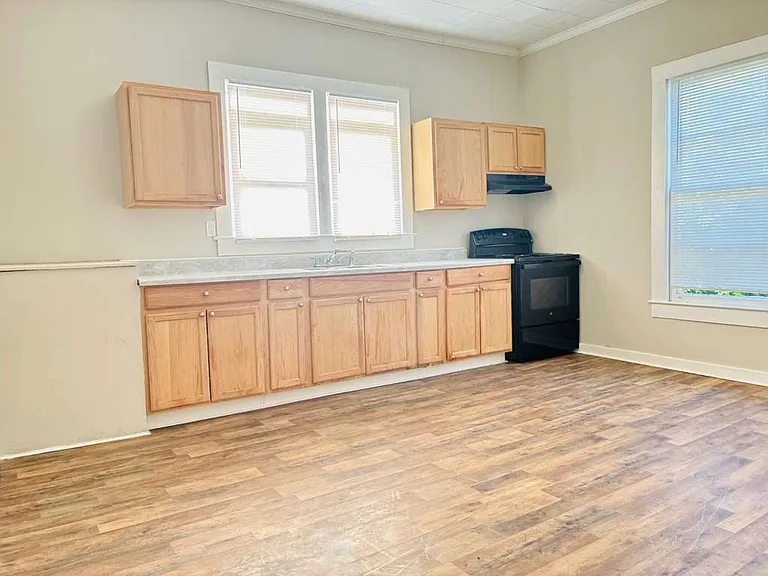 321 N Poplar St — Photo 2