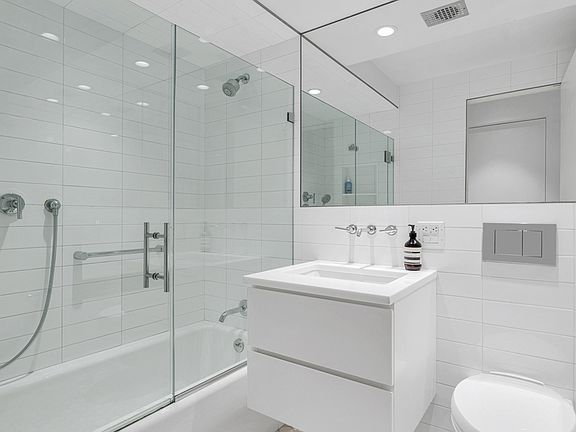 5th image of 215 E 79th St APT 5B