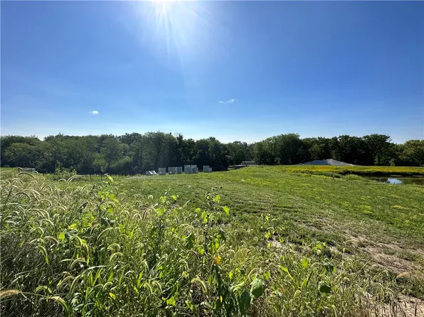 4049 NW 175th St, Clive, IA 50325