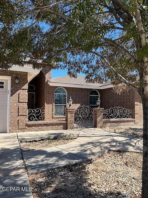 4 bed, 2.5 bath, 2332 sqft, $2,100 — Photo 1