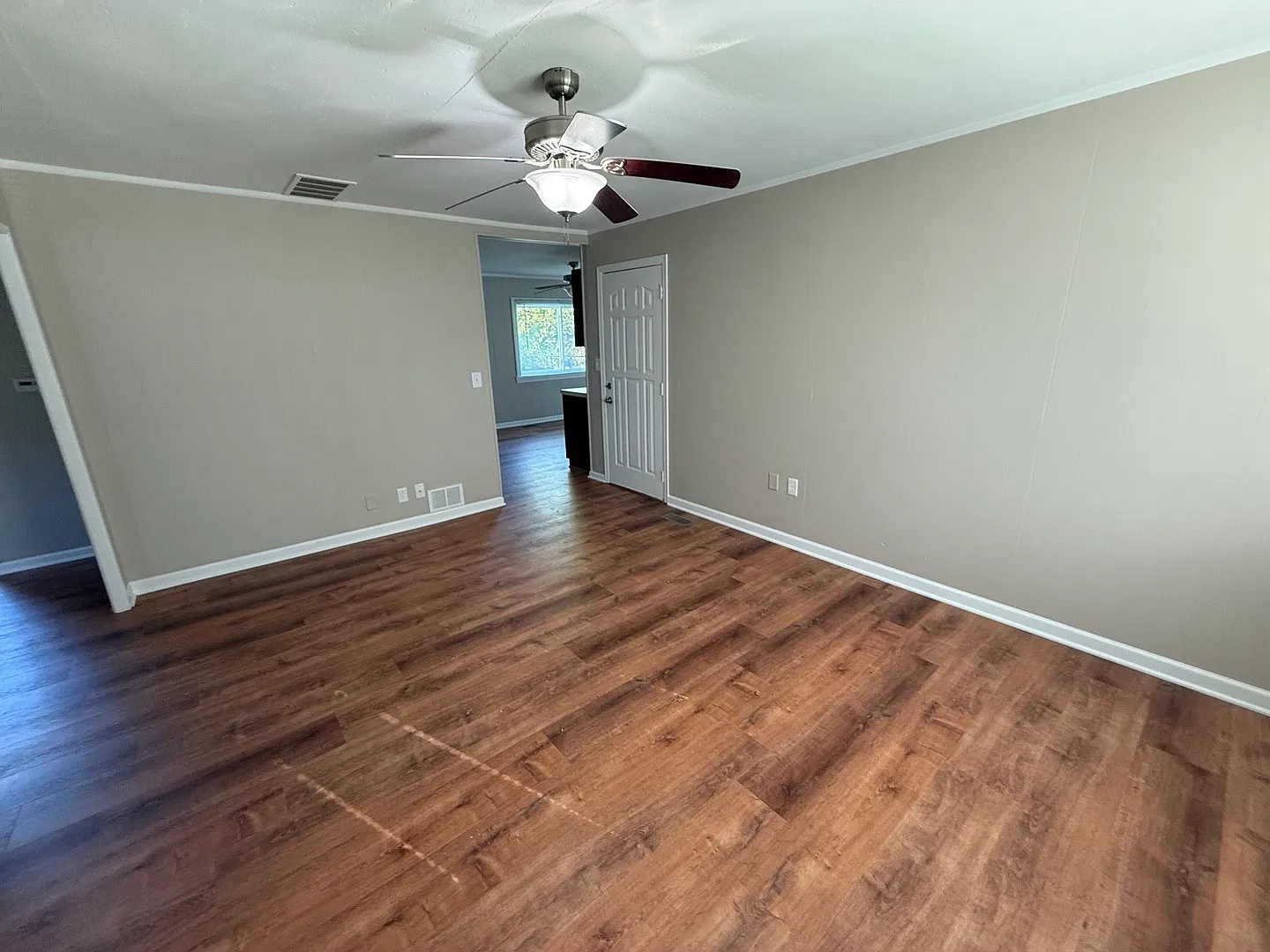 3 bed, 912 sqft, $3,100 — Photo 2