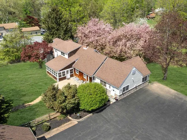 682 Whirlaway Dr, Warminster, PA 18974