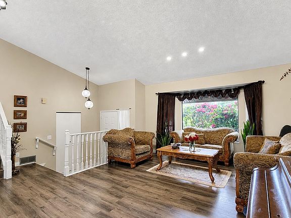 4th image of 2961 Walton Ave