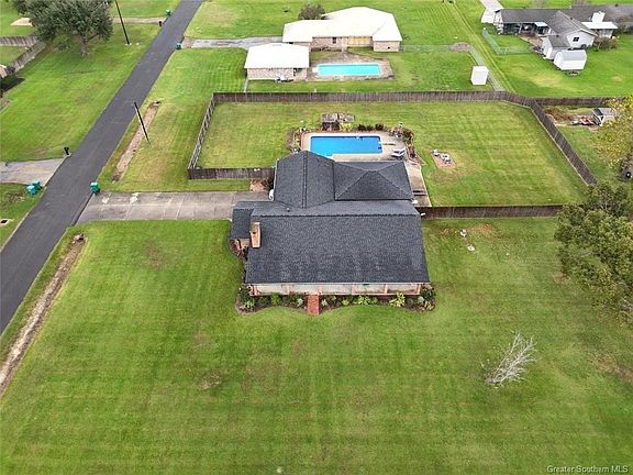 2nd image of 916 Prairie Ct