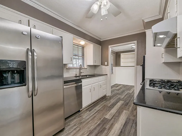 Kitchen with refrigerator, gas stove, dishwasher and double oven