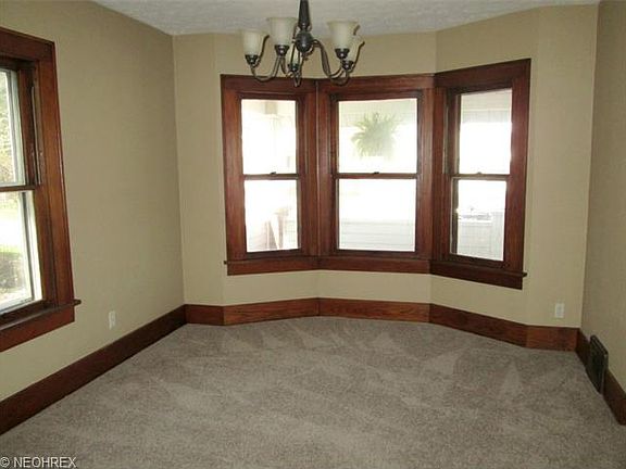 4th image of 2540 Maplewood St