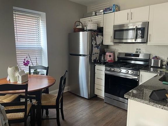 Kitchen with eat-in dining table