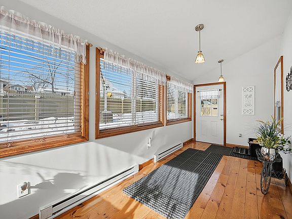 3rd image of 79 Larchmont St