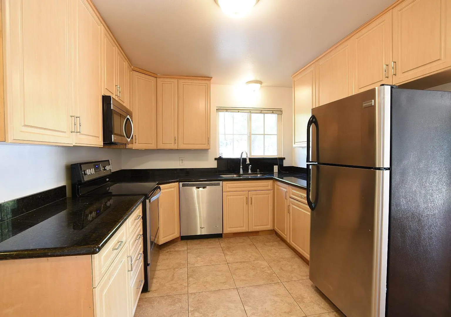 3 bed, 1200 sqft, $3,950 — Photo 4