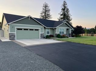 602 E Forks Cir, Cave Junction, OR 97523