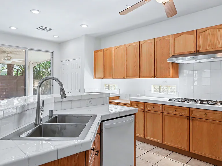 2367 Thayer Ave — Photo 15