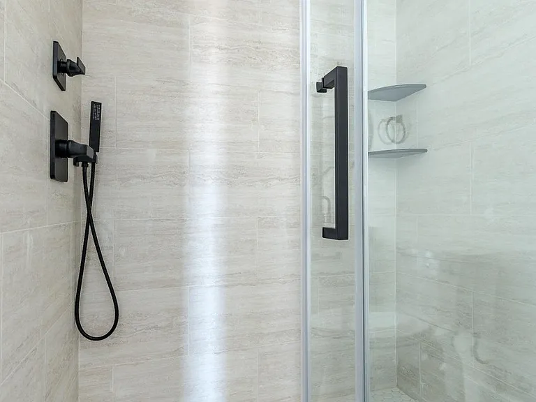 Q10 Luxury Apartments — Photo 31