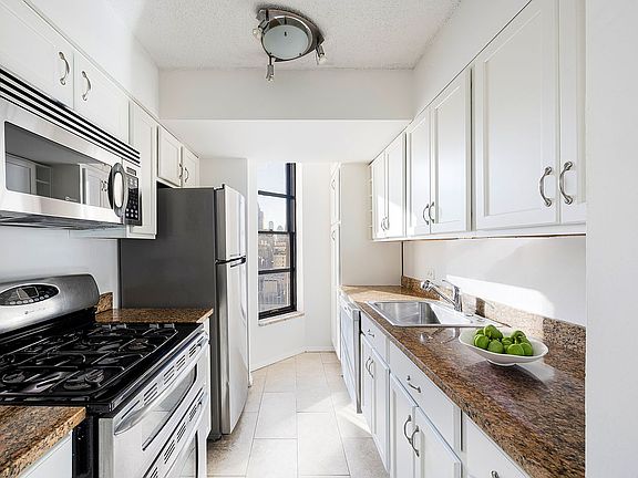 3rd image of 224 E 52nd St APT 25