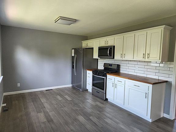 3rd image of 928 Windsor Dr