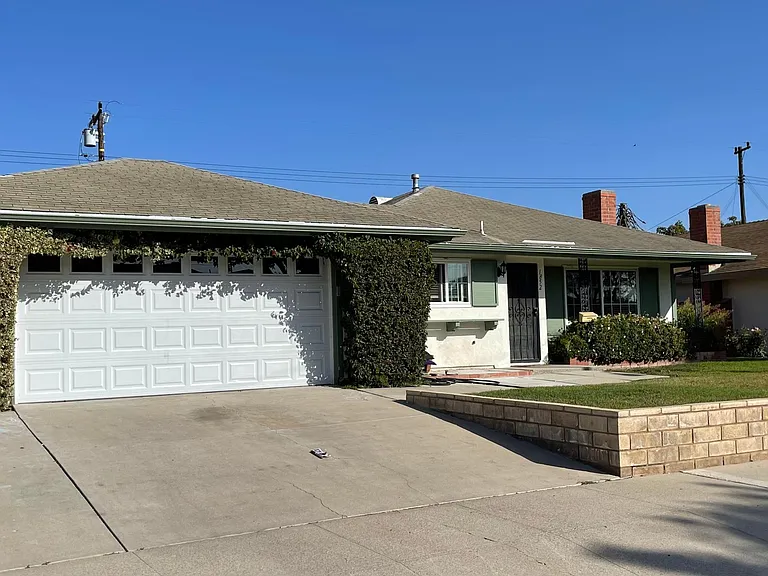 1852 Abbott Ave — Photo 3