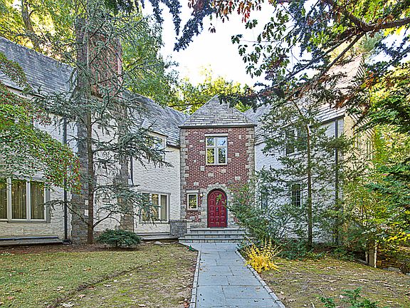 3rd image of 10 Glenwood Dr