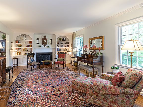Living Room & Gas Fireplace