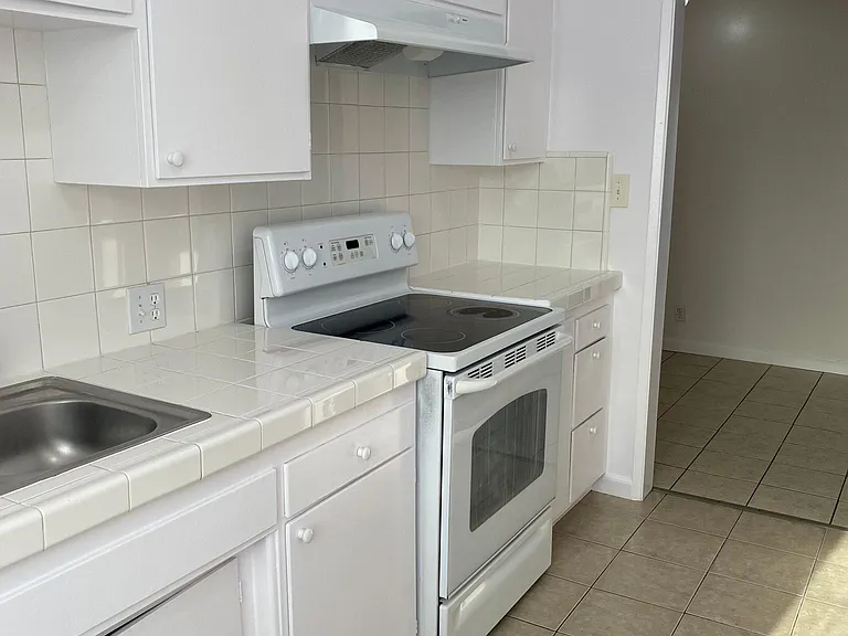 909 E Maple St #5 — Photo 12