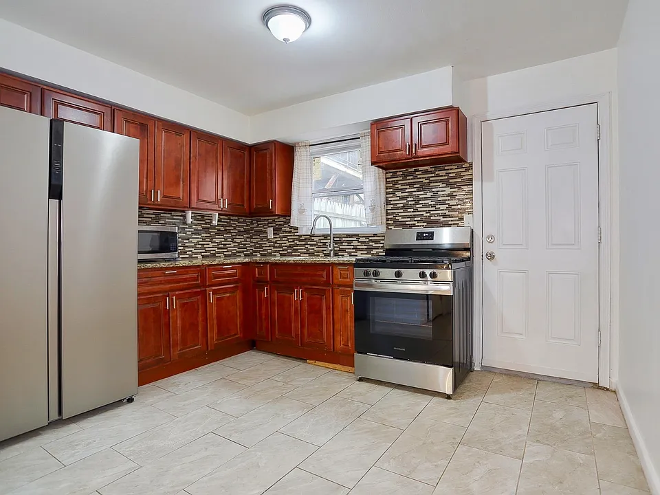 8 Van Nostrand Ave