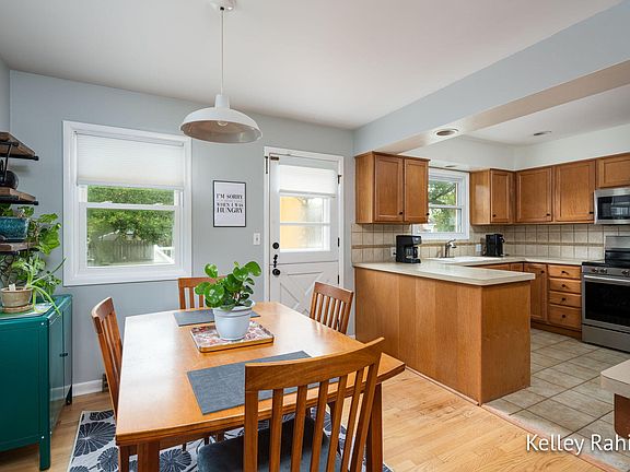 5th image of 1611 Woodward Ave SE
