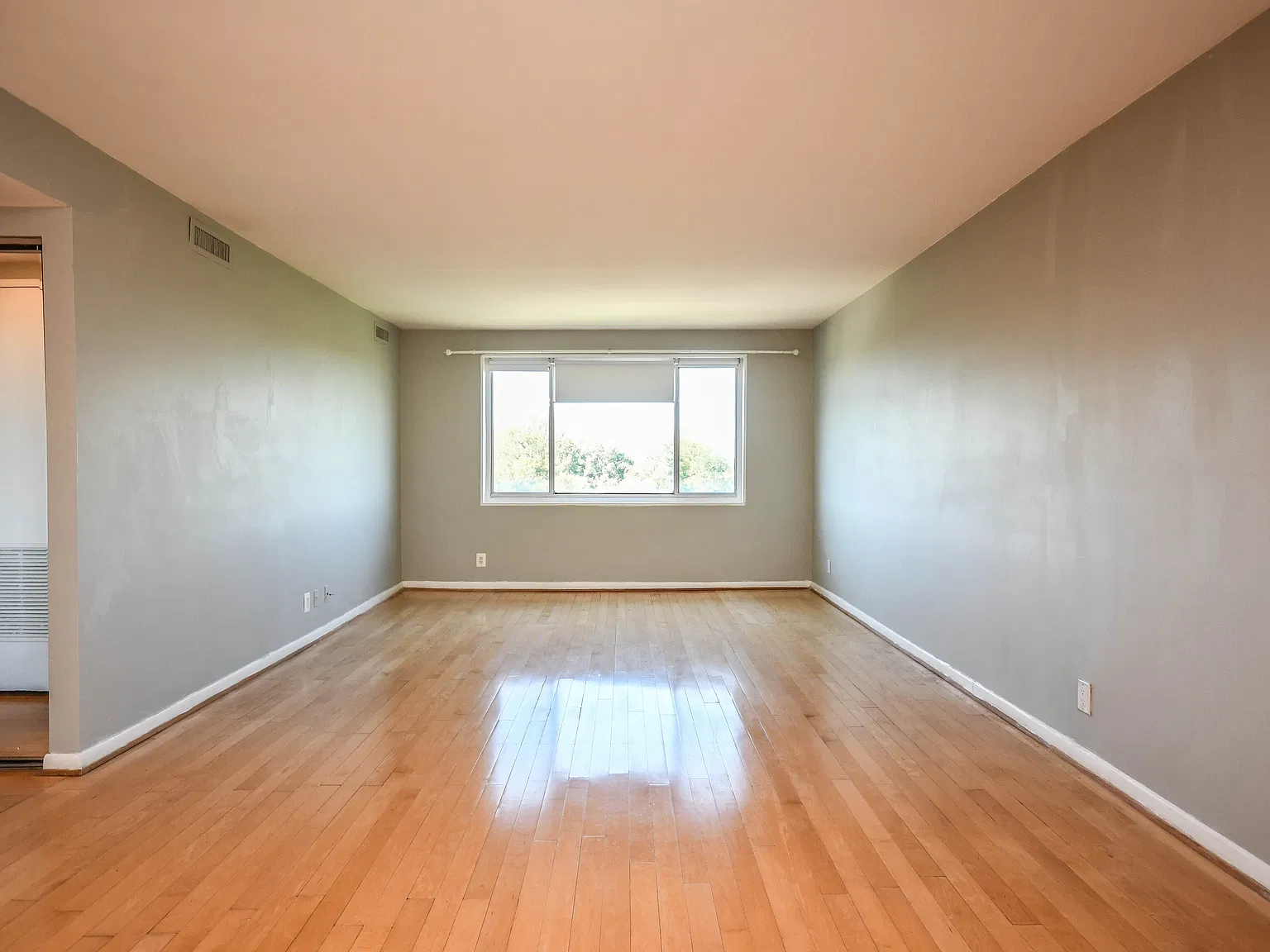 1 bed, 827 sqft, $2,100 — Photo 3