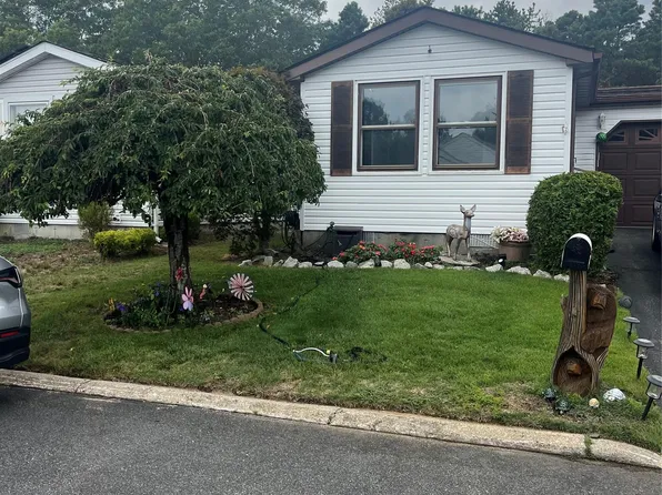 93 Village Circle W, Manorville, NY 11949