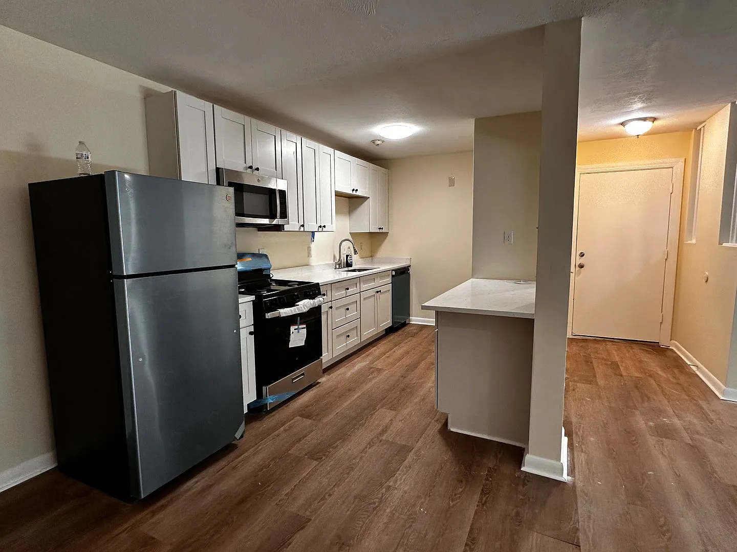 Beautifully Renovated 1 Bed Apartment in Cranston — Photo 3