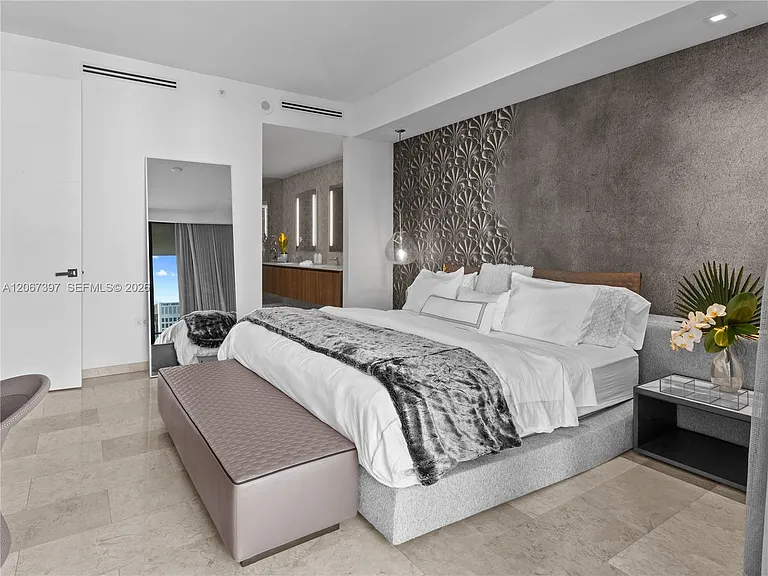 88 SW 7th St #3007 — Photo 14