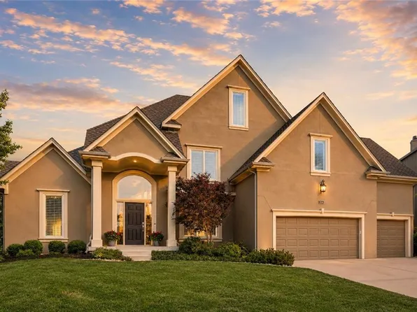 8101 Park View Dr, Parkville, MO 64152