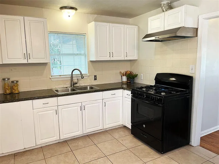 470 Highland Blvd — Photo 4