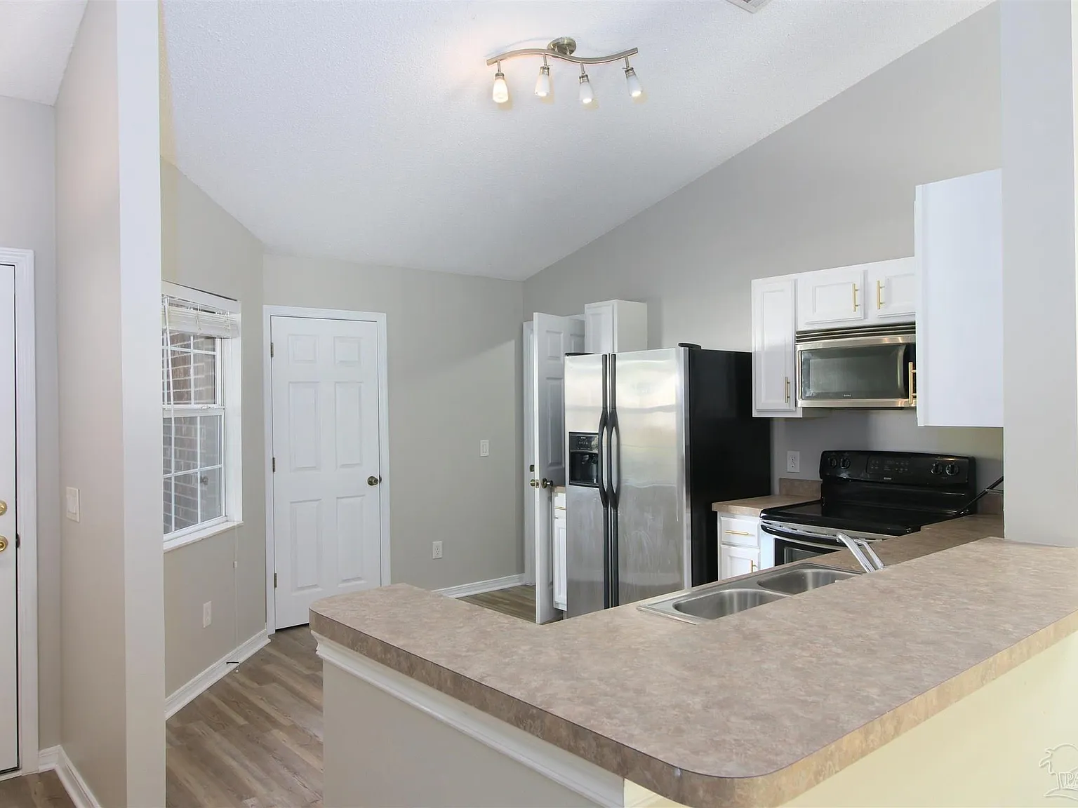 3 bed, 1226 sqft, $1,750 — Photo 3