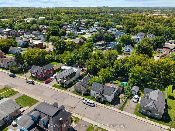 5th image of 42 Bonnechere St W