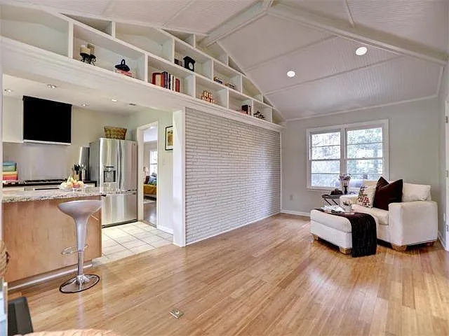 1624 Berkeley Ln NE — Photo 4