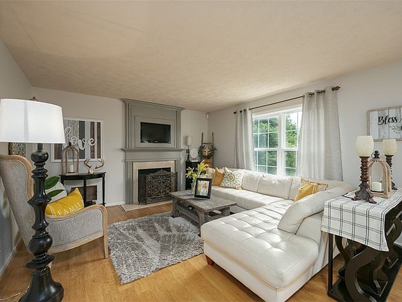 5th image of 25 Surrey Dr