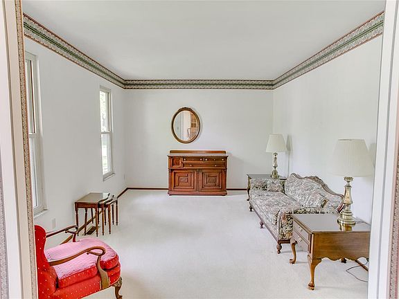 5th image of 10047 Hilltop Dr