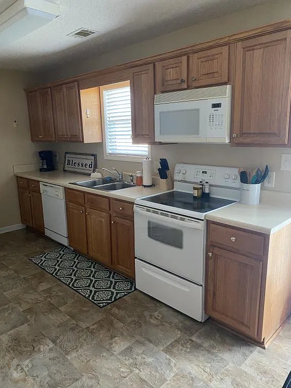107 Sark Dr — Photo 2