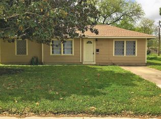 906 Magnolia St, Lake Jackson, TX 77566